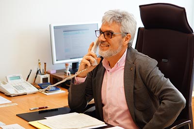 Asesor de Asesoría Aldán atendiendo a un cliente por teléfono